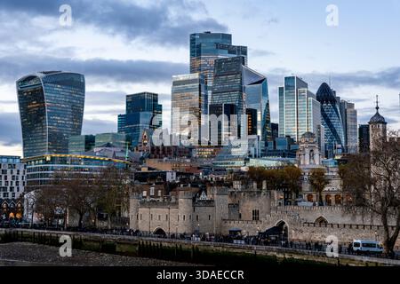 La ville de Londres Skyline depuis Tower Bridge, Londres, Royaume-Uni. Banque D'Images