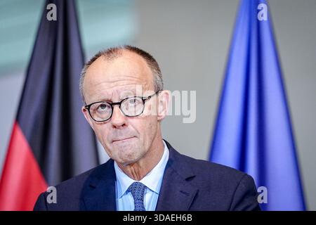 Berlin, Allemagne. 10 décembre 2025. Le chancelier fédéral Friedrich Merz ne pense pas que l'Allemagne soit affectée par les critiques du président américain à l'égard de la politique européenne d'immigration. Crédit : Kay Nietfeld/dpa/Alamy Live News Banque D'Images