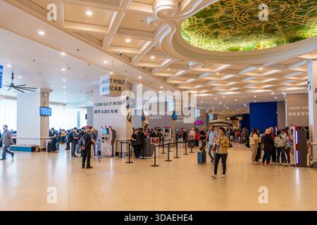 Les voyageurs s'enregistrent dans le hall animé de l'hôtel Genting Highlands, doté de kiosques libre-service. Hospitalité moderne, tourisme et expérience d'arrivée. Efficace, Banque D'Images