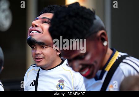 Les fans du Real Madrid portent les masques de Jude Bellingham (à gauche) et Vinicius Jr avant le match de l'UEFA Champions League au Bernabeu à Madrid, en Espagne. Date de la photo : mercredi 10 décembre 2025. Banque D'Images