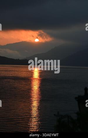 Magnifique lever de soleil en face du lac en Inde Banque D'Images