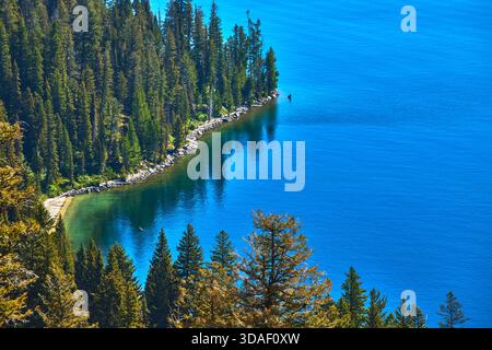 Blue Lake Forest Edge et l'eau claire d'en haut Banque D'Images