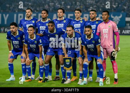 Bandung, Java occidental, Indonésie. 10 décembre 2025. L'équipe de Persib Bandung pose pour une photo de groupe avant leur match de la Ligue des Champions deux de l'AFC, Groupe G contre Bangkok United FC au Gelora Bandung Lautan API Stadium à Bandung, Java occidental. Persib Bandung gagne contre Bangkok United FC 1-0. (Crédit image : © Dimas Rachmatsyah/ZUMA Press Wire) USAGE ÉDITORIAL SEULEMENT ! Non destiné à UN USAGE commercial ! Banque D'Images