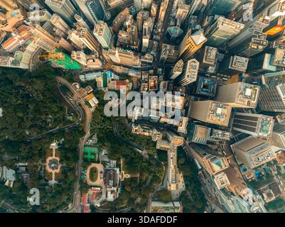 Vue aérienne des gratte-ciels imposants rencontrant les parcs verdoyants, créant une tapisserie vibrante de beauté urbaine et naturelle, Hong Kong, Hong Kong Island Banque D'Images