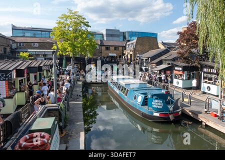 Barge de London Waterbus Company à Regents canal , Camden Market, Londres, Angleterre Banque D'Images