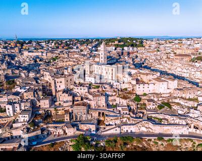 Vue aérienne de la ville antique se déroule dans une symphonie de pierre embrassée par le soleil, révélant l'emblématique Duomo s'élevant majestueusement au-dessus du labyrinthe stree Banque D'Images