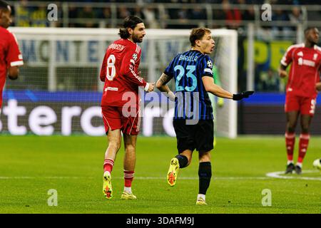 Dominik Szoboszlai et Nicolo Barella vus lors du match de la phase de la Ligue des Champions entre l'Internazionale Milano et le Liverpool FC (Maciej Rogowski/ Banque D'Images