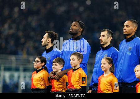 Hakan Calhanoglu, Marcus Thuram et Henrikh Mkhitaryan vus lors du match de la phase de ligue des champions entre l'Internazionale Milano et le Liverpool FC Banque D'Images