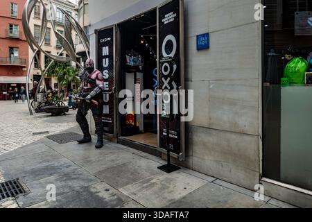 OXO Museo Videojuego Malaga extérieur, Kratos cosplayer se trouve à l'extérieur. Malaga, Espagne, bannière Red Bull, entrée du musée du jeu. Sculpture d'art moderne. Banque D'Images