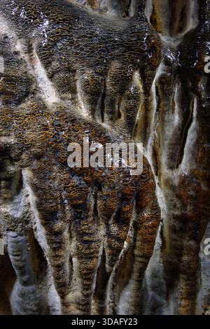 Gros plan des dépôts minéraux sur le mur de la grotte. Banque D'Images