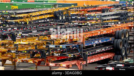 PORTLAND, OREGON - 21 octobre 2025 : de nombreux châssis de conteneurs de semi-camions colorés au hub logistique de Portland, Oregon. Banque D'Images