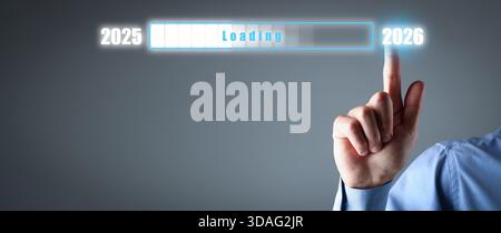 Homme d'affaires activant le téléchargement sur écran virtuel sur fond gris, gros plan. Chargement du nouvel an 2026 Banque D'Images