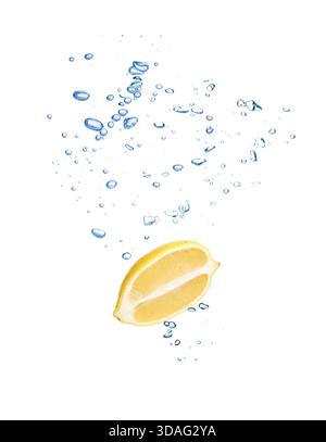 Moitié de citron tombant dans l'eau sur fond blanc Banque D'Images