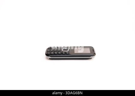 Vue latérale rapprochée d'un simple téléphone à bouton-poussoir sur fond blanc. Banque D'Images