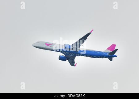MOSCOU, RUSSIE - 17 juillet. 2025. Centrum Ouzbékistan, Air Airbus A321 en vol Banque D'Images
