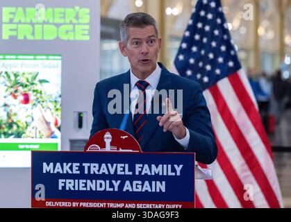 Arlington, États-Unis. 08 décembre 2025. Le secrétaire aux Transports des États-Unis, Sean Duff, lors d’une conférence de presse où il annonce le lancement de la campagne « Make Travel Family Friendly Again », et annonce un financement d’un milliard de dollars américains pour soutenir l’initiative, à l’aéroport national Ronald Reagan Washington d’Arlington, Virginie, le lundi 8 décembre 2025. Photo de Ron Sachs/CNP/ABACAPRESS.COM pour NY Post (RESTRICTION : NO Daily mail. AUCUN journal de New York ou du New Jersey ni aucun journal dans un rayon de 75 milles autour de New York.) Crédit : Abaca Press/Alamy Live News Banque D'Images
