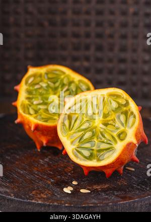 Melon kiwano à cornes fraîches (Cucumis metuliferus) coupé en deux avec une chair vert vif ressemblant à de la gelée et des graines brillantes. Banque D'Images