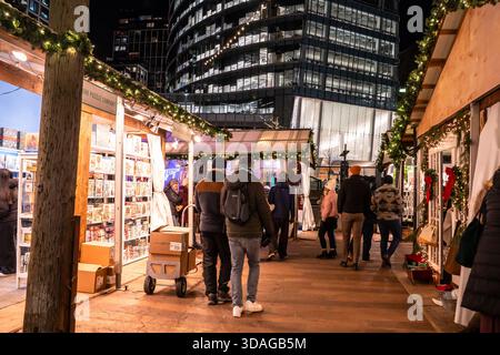 Boston, Massachusetts - 5 décembre 2025 : vue du marché de Noël de vacances, Snowport, vu la nuit depuis le quartier Seaport à Boston. Banque D'Images