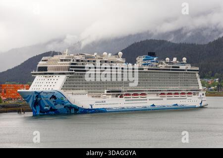 Le bateau de croisière Norwegian Bliss qui se prépare à accoster à Juneau est un bateau Norwegian Cruise Line qui peut accueillir plus de 4 000 personnes. Banque D'Images