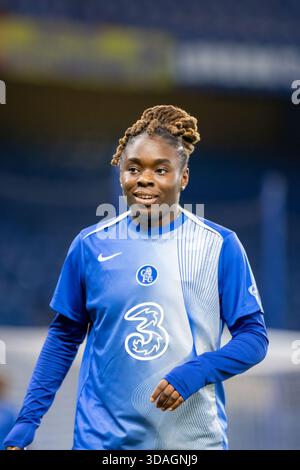 Londres, Royaume-Uni. 10 décembre 2025. Sandy Baltimore (17 Chelsea) se réchauffe avant le match entre Chelsea et Roma lors de l'UEFA Women's Champions League - League Stage à Stamford Bridge, Londres, Angleterre le mercredi 10 décembre 2025. Crédit : SPP Sport Press photo. /Alamy Live News Banque D'Images