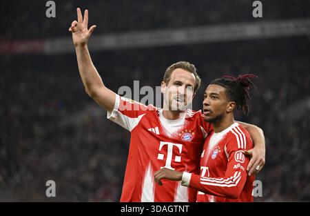 Célébration du but Harry Kane FC Bayern Munich FCB (09) montre trois doigts pour Hat-trick Michael Olise FC Bayern Munich FCB (17) MHPArena, MHP Arena St. Banque D'Images