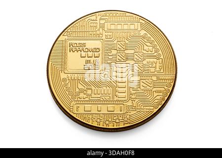 Gros plan d'une pièce de monnaie Bitcoin en or mettant en évidence le symbole BTC et des détails semblables à un circuit. Représente la monnaie numérique, la technologie blockchain et la f moderne Banque D'Images