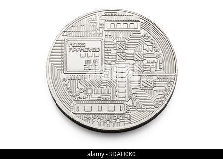 Gros plan d'une pièce Bitcoin en argent mettant en évidence le symbole BTC et des détails semblables à un circuit. Représente la monnaie numérique, la technologie blockchain et moderne Banque D'Images