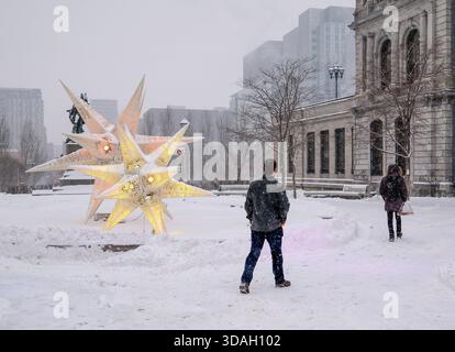 Montréal, Québec, Canada. 10 décembre 2025. Alors qu’une tempête hivernale balaye Montréal et le sud du Québec, plus de 15 cm de neige fraîche transforme la ville en un paysage blanc silencieux. (Crédit image : © Serkan Senturk/ZUMA Press Wire) USAGE ÉDITORIAL SEULEMENT ! Non destiné à UN USAGE commercial ! Banque D'Images