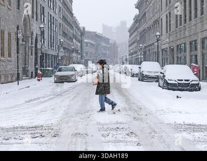 Montréal, Québec, Canada. 10 décembre 2025. Alors qu’une tempête hivernale balaye Montréal et le sud du Québec, plus de 15 cm de neige fraîche transforme la ville en un paysage blanc silencieux. (Crédit image : © Serkan Senturk/ZUMA Press Wire) USAGE ÉDITORIAL SEULEMENT ! Non destiné à UN USAGE commercial ! Banque D'Images