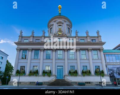 Vue de face de l'ancien hôtel de ville (Altes Rathaus) sur la place du vieux marché à Potsdam, Brandebourg. Banque D'Images