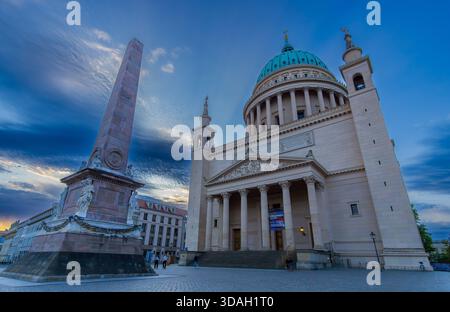Vue en soirée de : Nicholas Church (élaborée Nikolaikirche) sur la place du Vieux marché (Alter Markt) à Potsdam, Brandebourg. Banque D'Images