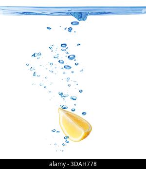 Coin de citron tombant dans l'eau sur fond blanc Banque D'Images