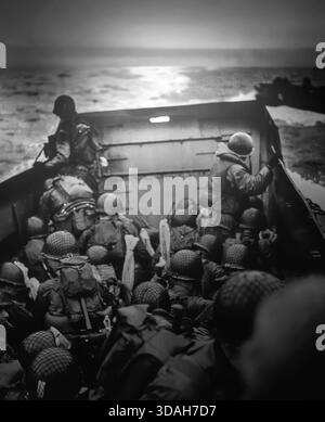 Photo d'archives de soldats américains à l'intérieur d'un engin de débarquement approchant d'Omaha Beach le jour J, 6 juin 1944 Banque D'Images