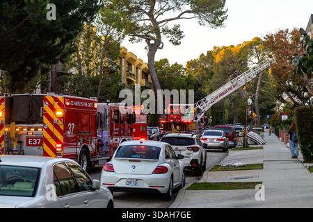Los Angeles, États-Unis. 10 décembre 2025. Les pompiers du service des incendies de Los Angeles ont réagi avec un camion à échelle à un incident dans le quartier de Westwood près de UCLA, Los Angeles, Californie. Crédit : Stu Gray/Alamy Live News. Banque D'Images