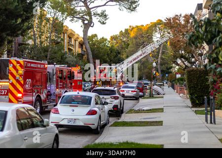 Los Angeles, États-Unis. 10 décembre 2025. Les pompiers du service des incendies de Los Angeles ont réagi avec un camion à échelle à un incident dans le quartier de Westwood près de UCLA, Los Angeles, Californie. Crédit : Stu Gray/Alamy Live News. Banque D'Images