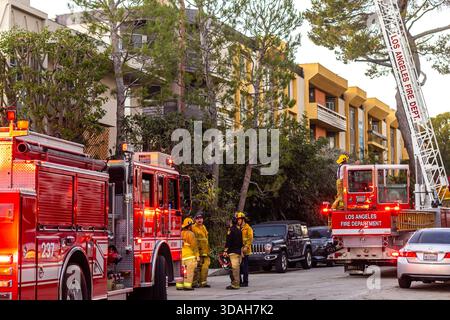 Los Angeles, États-Unis. 10 décembre 2025. Les pompiers du service des incendies de Los Angeles ont réagi avec un camion à échelle à un incident dans le quartier de Westwood près de UCLA, Los Angeles, Californie. Crédit : Stu Gray/Alamy Live News. Banque D'Images