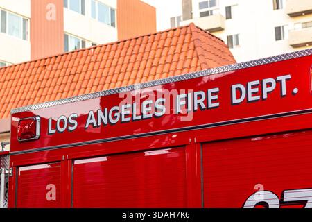 Los Angeles, États-Unis. 10 décembre 2025. Les pompiers du service des incendies de Los Angeles ont réagi avec un camion à échelle à un incident dans le quartier de Westwood près de UCLA, Los Angeles, Californie. Crédit : Stu Gray/Alamy Live News. Banque D'Images