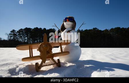 Bonhomme de neige dans la nature enneigée. Bonhomme de neige sur le champ d'hiver extérieur. Bonhomme de neige d'hiver pour la conception du nouvel an. Bonhomme de neige avec écharpe et gants. Bonhomme de neige avec espace de copie Banque D'Images