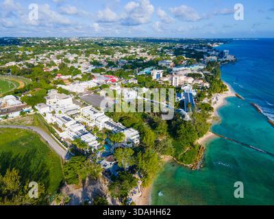 Savannah Beach Club et Sugar Bay Barbados vue aérienne à South Coast dans la ville de Bridgetown, Saint Michael, Barbade. Banque D'Images