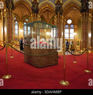 Couronne du roi Étienne dans la rotonde du Parlement hongrois à Budapest Banque D'Images