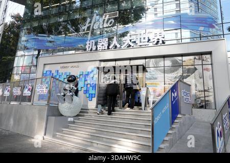Une photo montrant l'extérieur du robot World, un magasin de robots à intelligence incorporée à grande échelle. Chengdu, China.10th décembre 2025. Les journalistes ont visité la première phase du « robot World » (le supermagasin de robots de renseignement incarné), le principal vecteur de la première plate-forme nationale d'écosystème de robots de renseignement incarné, situé dans le district de Jinjiang, Chengdu, capitale de la province du Sichuan, dans le sud-ouest de la Chine, le 10 décembre 2025. Avec une superficie totale de 840 mètres carrés et hébergeant plus d'une centaine de types de robots, le supermagasin se positionne comme un « supermagasin de robots à intelligence incorporée ». Banque D'Images