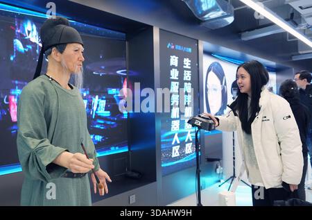 Une scène d'interaction entre les visiteurs et le robot humanoïde bionique 'du Fu'. Chengdu, China.10th décembre 2025. Les journalistes ont visité la première phase du « robot World » (le supermagasin de robots de renseignement incarné), le principal vecteur de la première plate-forme nationale d'écosystème de robots de renseignement incarné, situé dans le district de Jinjiang, Chengdu, capitale de la province du Sichuan, dans le sud-ouest de la Chine, le 10 décembre 2025. Avec une superficie totale de 840 mètres carrés et hébergeant plus d'une centaine de types de robots, le supermagasin se positionne comme un « supermagasin de robots à intelligence incorporée ». Il addr précisément Banque D'Images