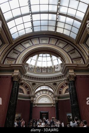 Londres, Royaume-Uni - 12 juillet 2025 - style néoclassique architectural trouvé dans les salles Barry de la National Gallery, caractérisé par des caractéristiques telles que t Banque D'Images