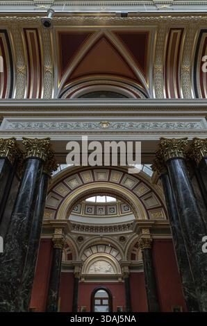Londres, Royaume-Uni - 12 juillet 2025 - style néoclassique architectural trouvé dans les salles Barry de la National Gallery, caractérisé par des caractéristiques telles que t Banque D'Images