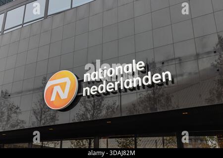 Logo et signalisation de la compagnie d'assurance nationale Nederlanden sur la façade moderne carrelée sombre de leur siège social. Rotterdam Nether Banque D'Images