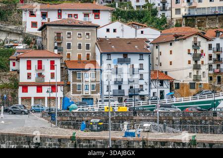Maisons basques colorées traditionnelles dans le village côtier d'Elantxobe, Espagne Banque D'Images