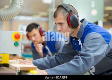 Apprenti ingénieur et l'utilisation de machine de découpe informatisé Banque D'Images