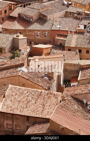 Toits de tuiles traditionnels dans le village espagnol. Daroca, Saragosse. Huesca, Espagne Banque D'Images