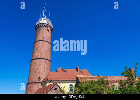 Phare dans le village de Jaroslawiec sur la mer Baltique dans la Voïvodie de Poméranie occidentale de Pologne Banque D'Images