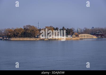 Vue depuis la rive du lac Kunming sur le soi-disant pont Seventeen Arch à Nanhu isle dans le Palais d'été à Pékin, capitale de la Chine Banque D'Images